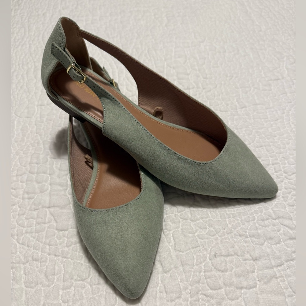 Old Navy women’s faux-suede slingback flats - pale glass. Size 10.